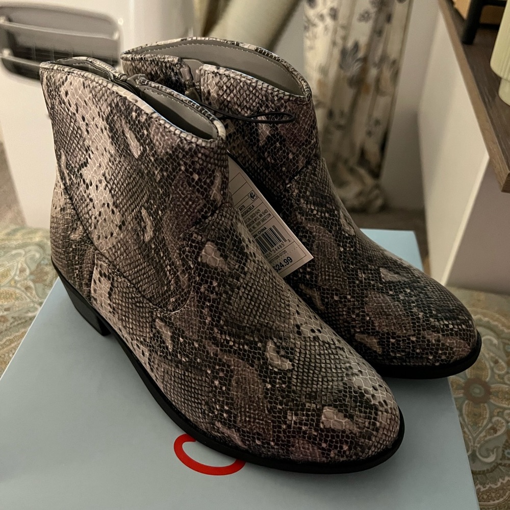 Girls boots